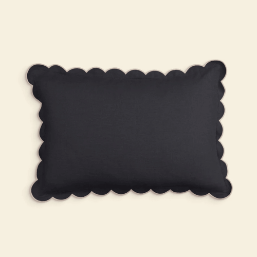 TOMÈTE Kissenbezug scalloped linen 30x50 cm slate blue Leinenkissenbezug mit Muschelsaumkante in weiß